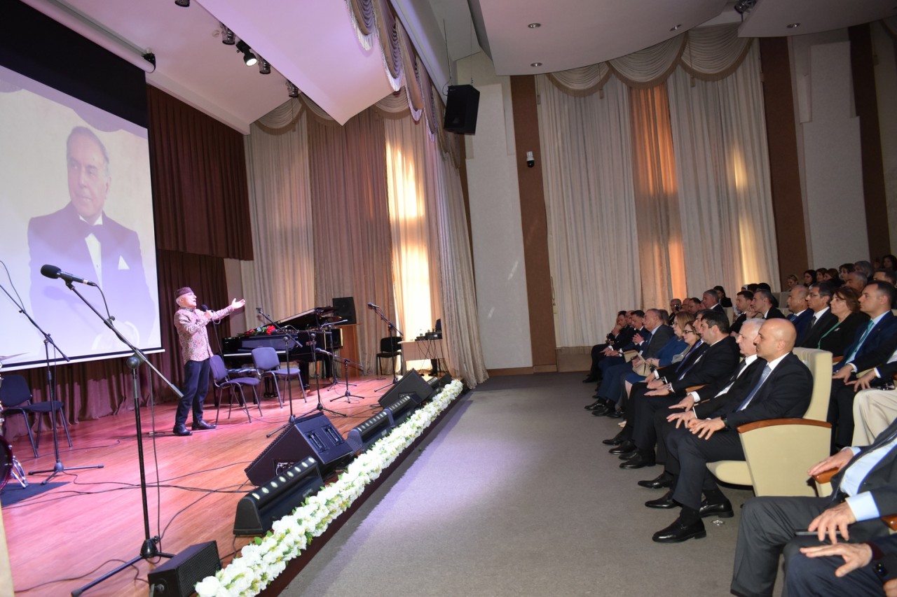 Yasamal rayon ictimaiyyəti Ulu Öndərin xatirəsini yad edib - FOTOLAR