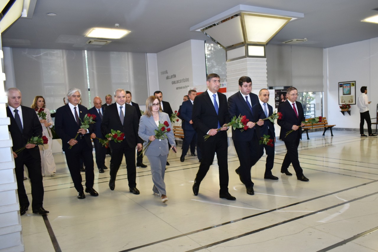 Yasamal rayon ictimaiyyəti Ulu Öndərin xatirəsini yad edib - FOTOLAR