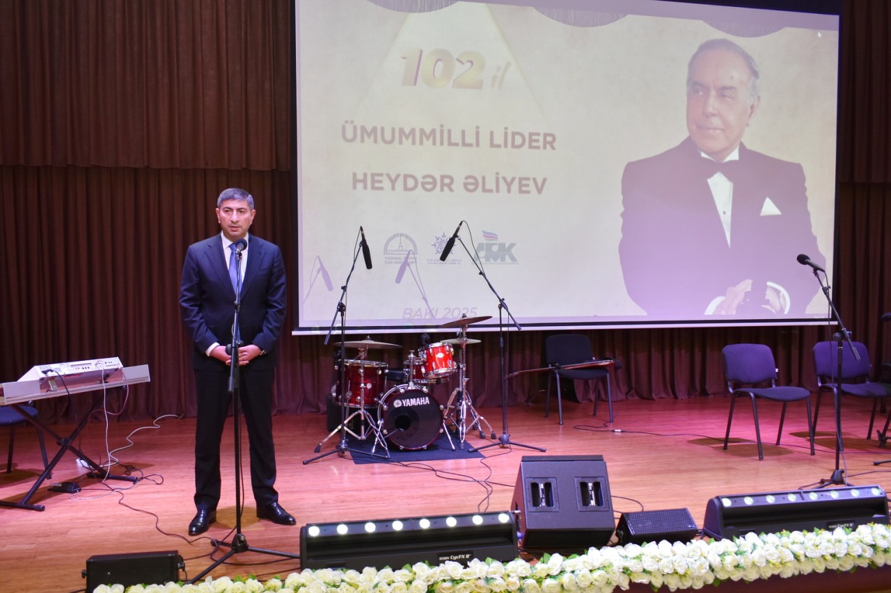 Yasamal rayon ictimaiyyəti Ulu Öndərin xatirəsini yad edib - FOTOLAR