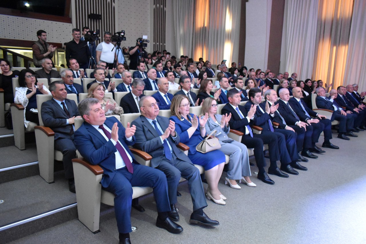Yasamal rayon ictimaiyyəti Ulu Öndərin xatirəsini yad edib - FOTOLAR