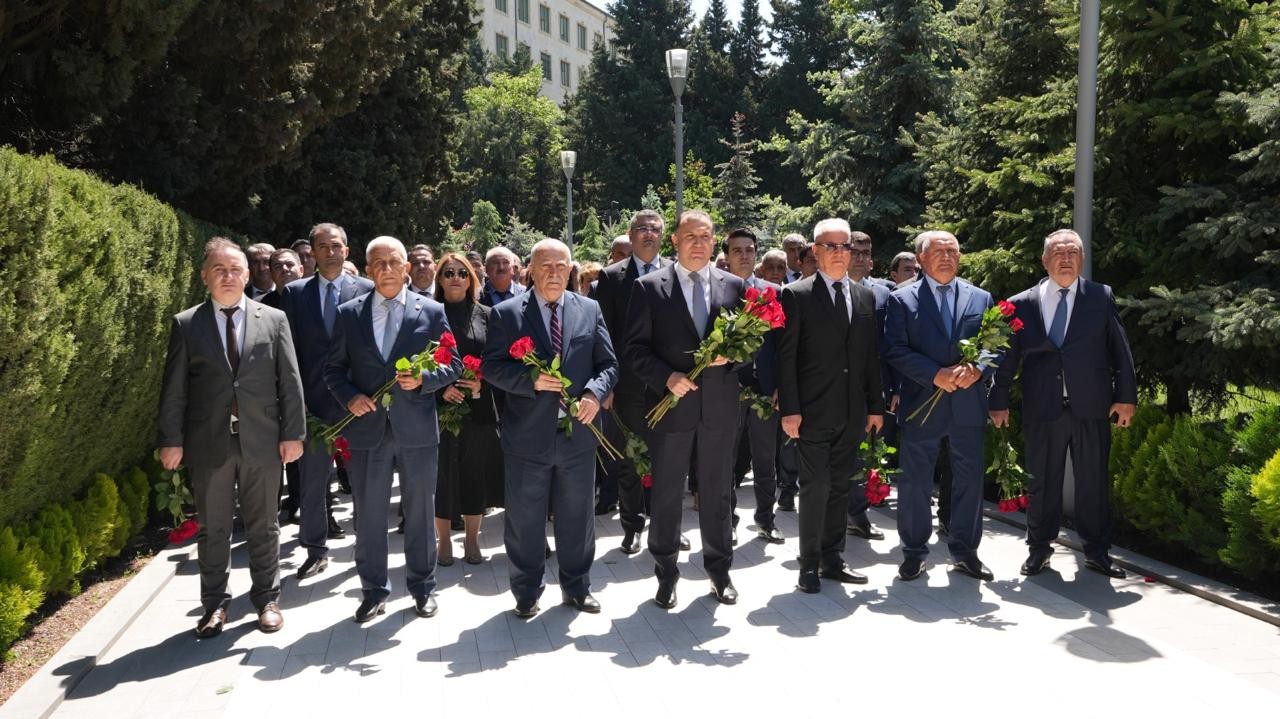 AHİK-in kollektivi Heydər Əliyevin məzarını ziyarət edib - FOTO