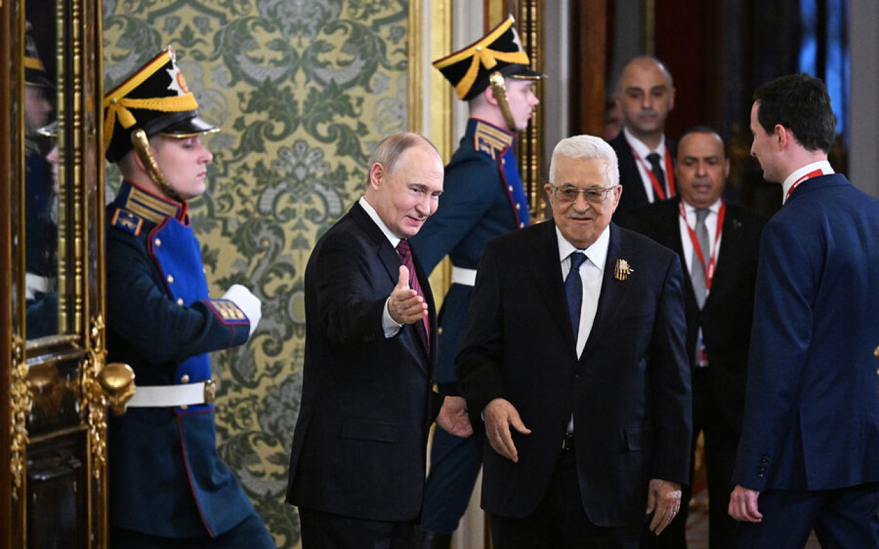 Putin Abbas ilə Kremldə danışıqlar aparır Putin Abbas ilə Kremldə danışıqlar aparır
