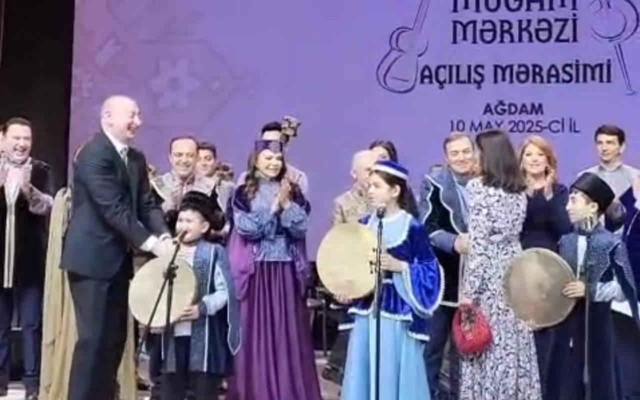 Prezident balaca xanəndələr üçün səhnəyə gəldi -VİDEO
