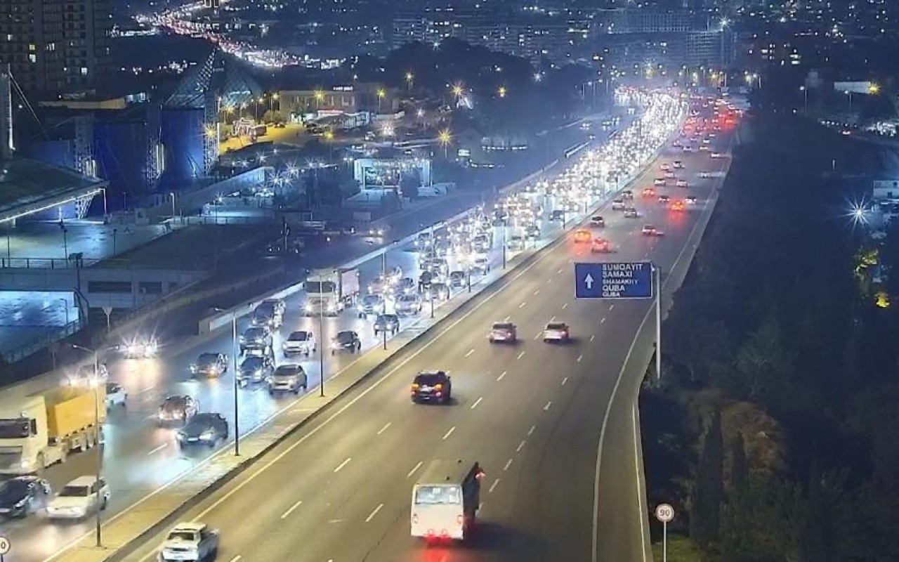 3 günlük istirahətdən sonra Bakının yollarında tıxac yaranıb- SİYAHI 3 günlük istirahətdən sonra Bakının yollarında tıxac yaranıb- SİYAHI