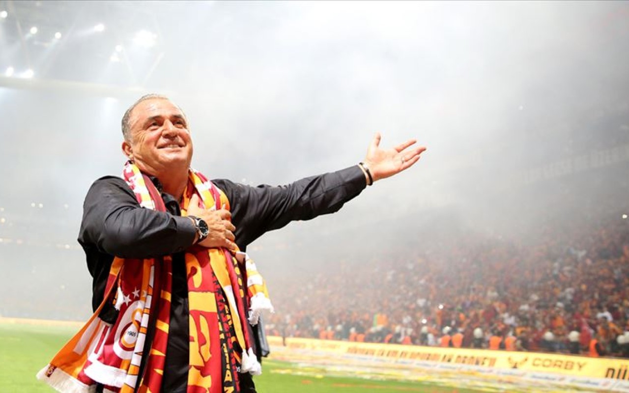Fatih Terim evinin bağçasındakı bayraqladiqqət çəkdi Fatih Terim evinin bağçasındakı bayraqladiqqət çəkdi