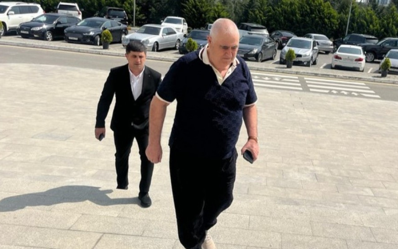 "Şərurlu İsfəndiyar"məhkəməyə gəldi "Şərurlu İsfəndiyar"məhkəməyə gəldi