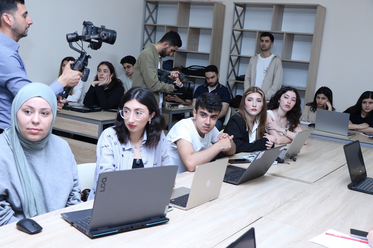 AzMİU tələbələri Hakatonda bacarığını nümayiş etdirir - FOTOLAR