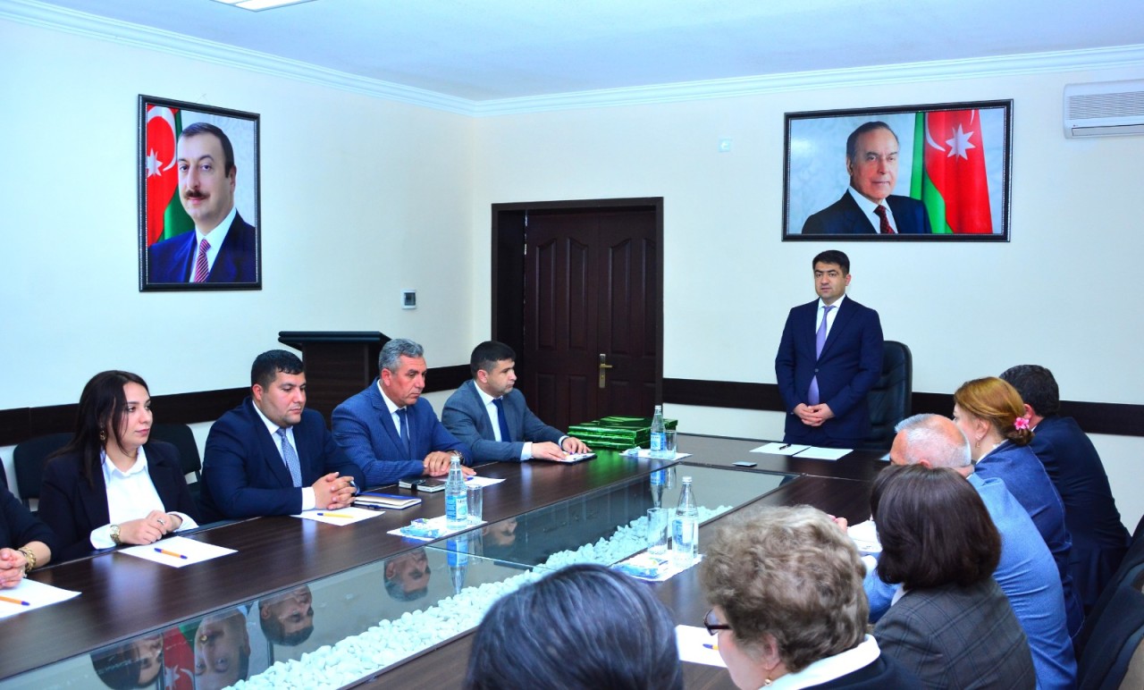 Seymur Orucov məktəbliləri təltif etdi - FOTOLAR