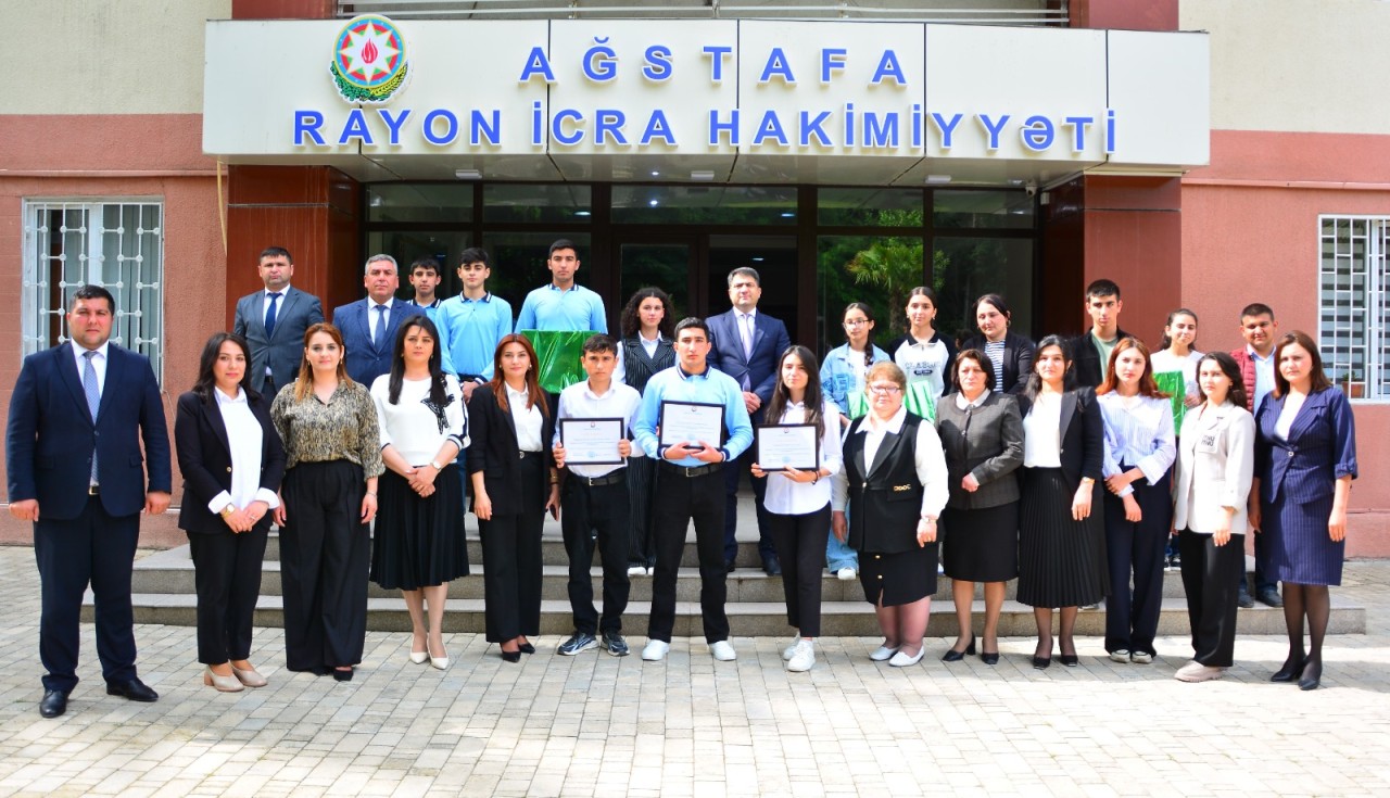 Seymur Orucov məktəbliləri təltif etdi - FOTOLAR