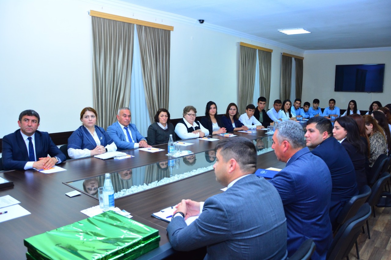 Seymur Orucov məktəbliləri təltif etdi - FOTOLAR