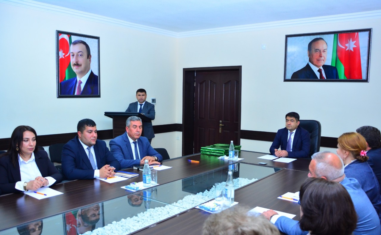 Seymur Orucov məktəbliləri təltif etdi - FOTOLAR