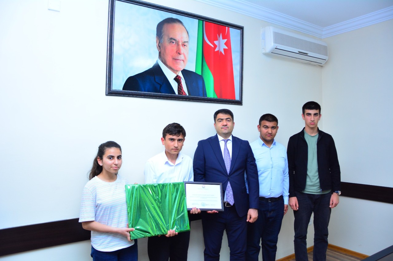Seymur Orucov məktəbliləri təltif etdi - FOTOLAR