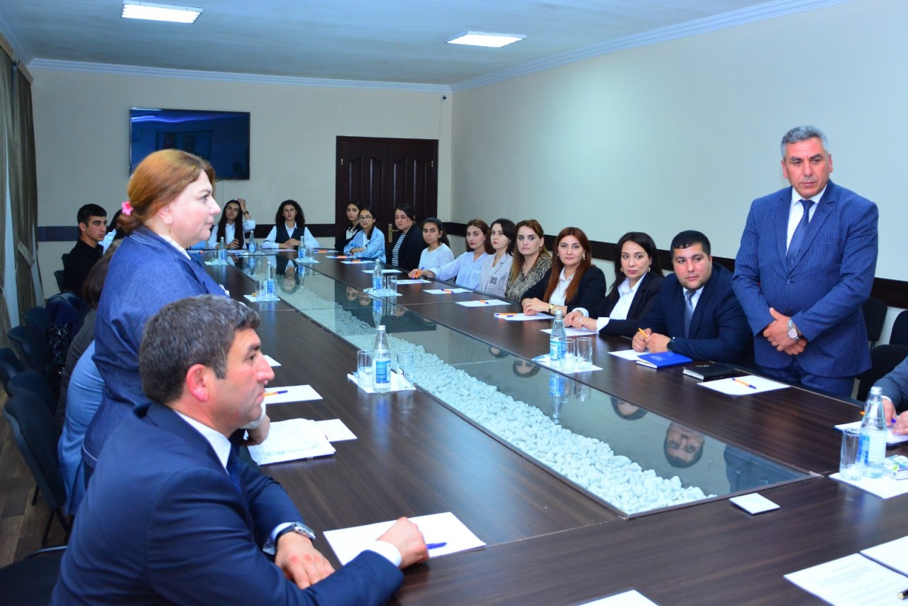 Seymur Orucov məktəbliləri təltif etdi - FOTOLAR