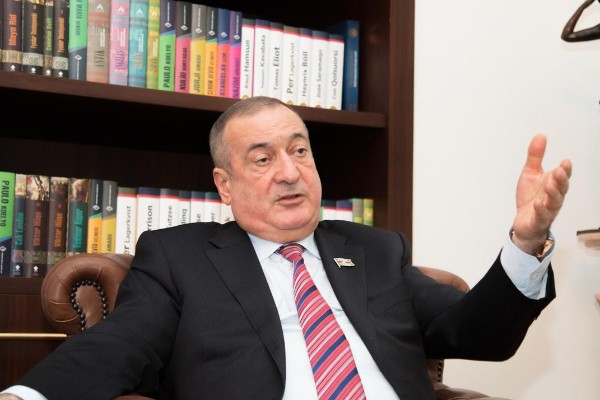 Eldar Quliyevdən SSRİ bayrağı qaldıran sədrlə bağlıAÇIQLAMA Eldar Quliyevdən SSRİ bayrağı qaldıran sədrlə bağlıAÇIQLAMA