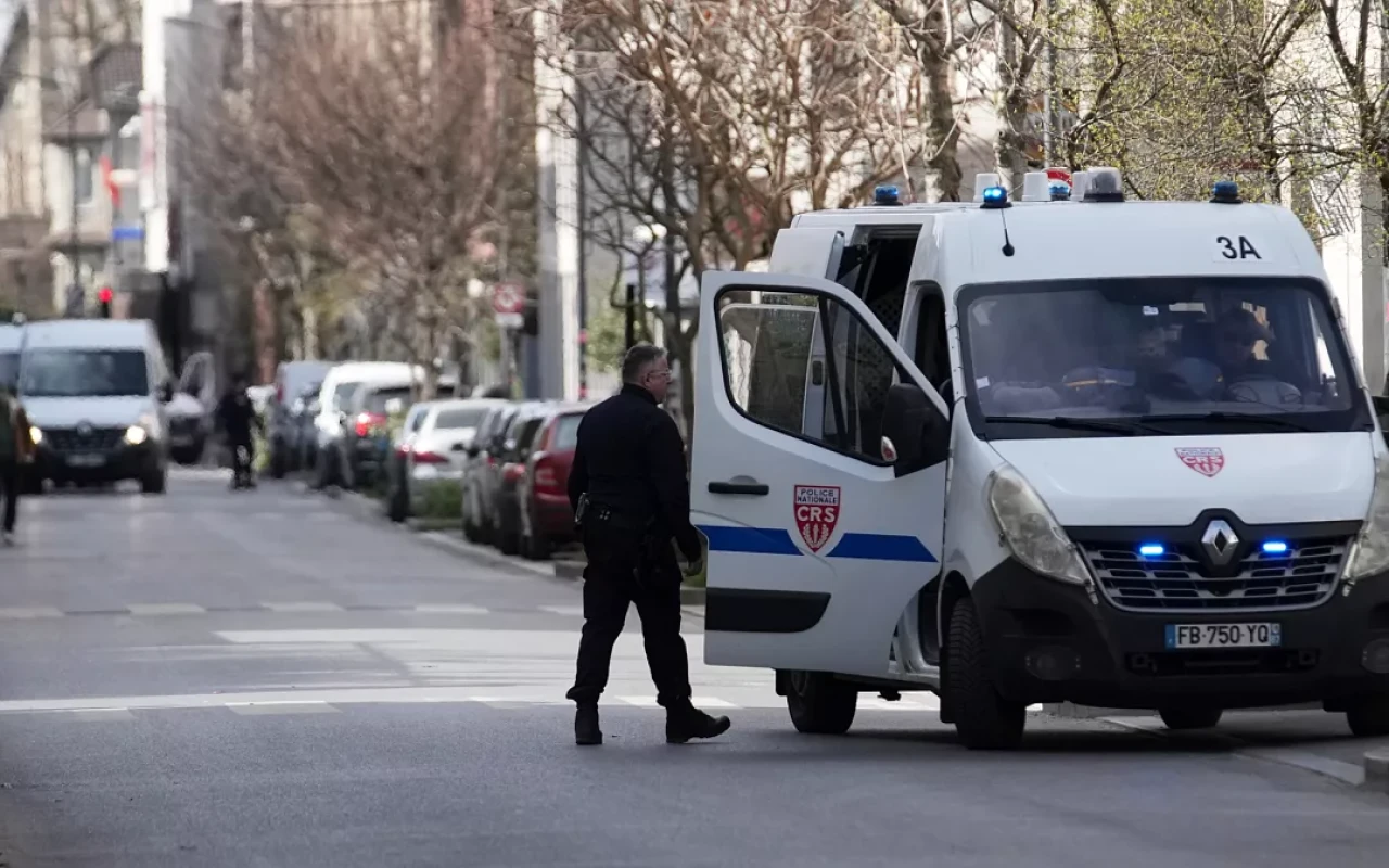 Parisdə milyonerin qızını qaçırmaq istədilər -VİDEO Parisdə milyonerin qızını qaçırmaq istədilər -VİDEO