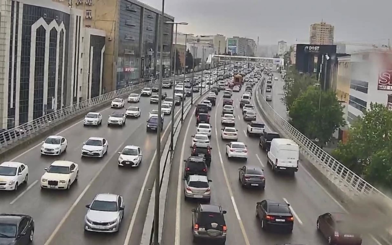 Hazırda 25 istiqamətdə tıxac var- SİYAHI Hazırda 25 istiqamətdə tıxac var- SİYAHI