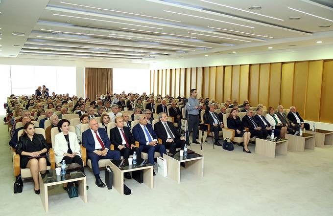 Akademik Telman Əliyevin 90 illik yubileyi beynəlxalq konfransın açılış mərasimində qeyd olunub - FOTOLAR