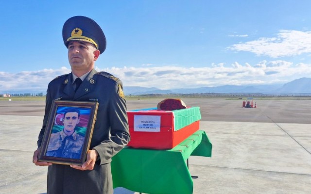 Şəhidimizin nəşi Naxçıvana gətirildi- FOTO Şəhidimizin nəşi Naxçıvana gətirildi- FOTO