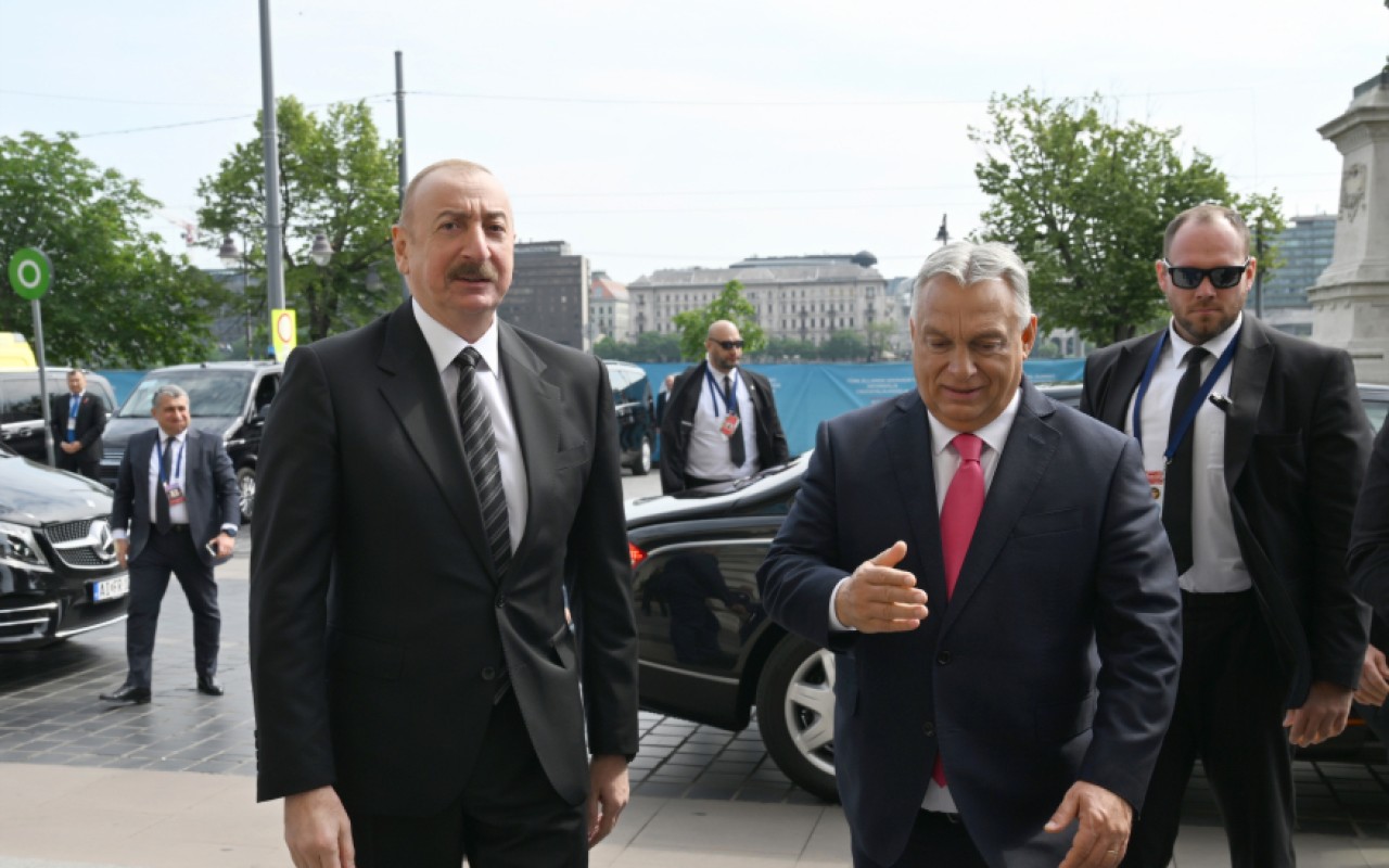 İlham Əliyev Budapeştdə TDT-nin qeyri-rəsmi iclasında- FOTOLAR İlham Əliyev Budapeştdə TDT-nin qeyri-rəsmi iclasında- FOTOLAR