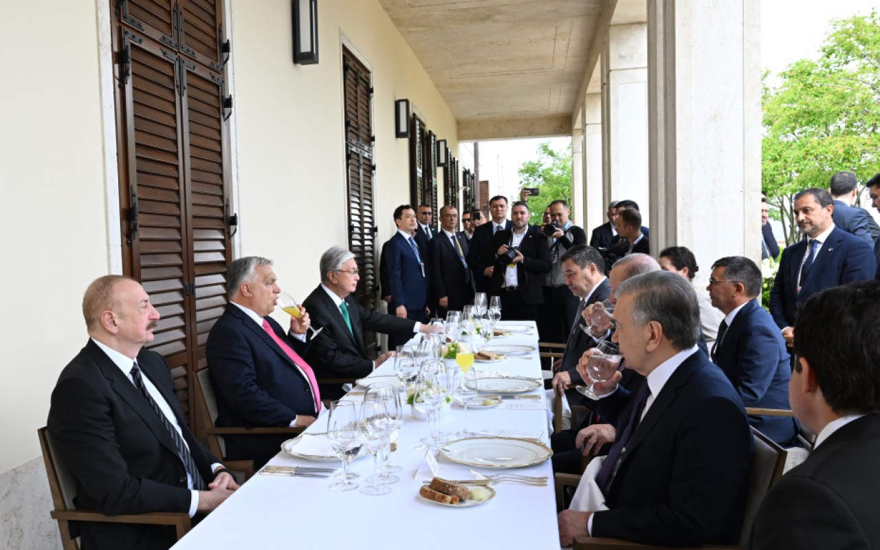İlham Əliyev dövlət və hökumət başçıları üçün verilən rəsmi lançda- FOTOLAR İlham Əliyev dövlət və hökumət başçıları üçün verilən rəsmi lançda- FOTOLAR
