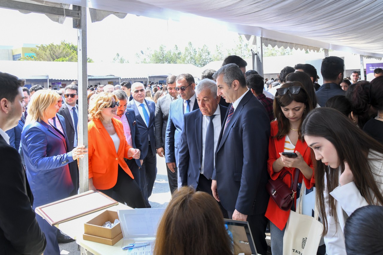BMU-da tələbə və məzunlar üçün karyera festivalı keçirilib - FOTOLAR