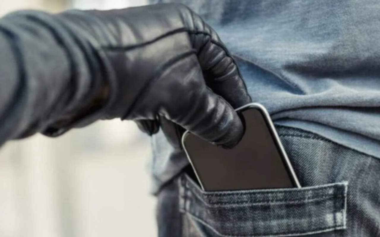 Paytaxtda 3600 manatlıq telefon oğurlanıb Paytaxtda 3600 manatlıq telefon oğurlanıb
