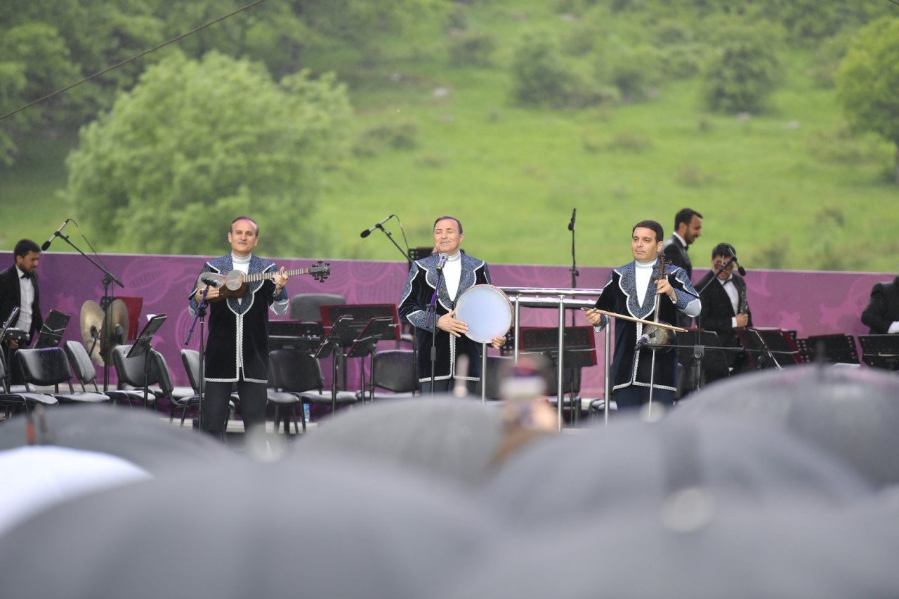 “Xarıbülbül” Beynəlxalq Musiqi Festivalında Polad Bülbüloğlunun konserti olub - FOTOLAR