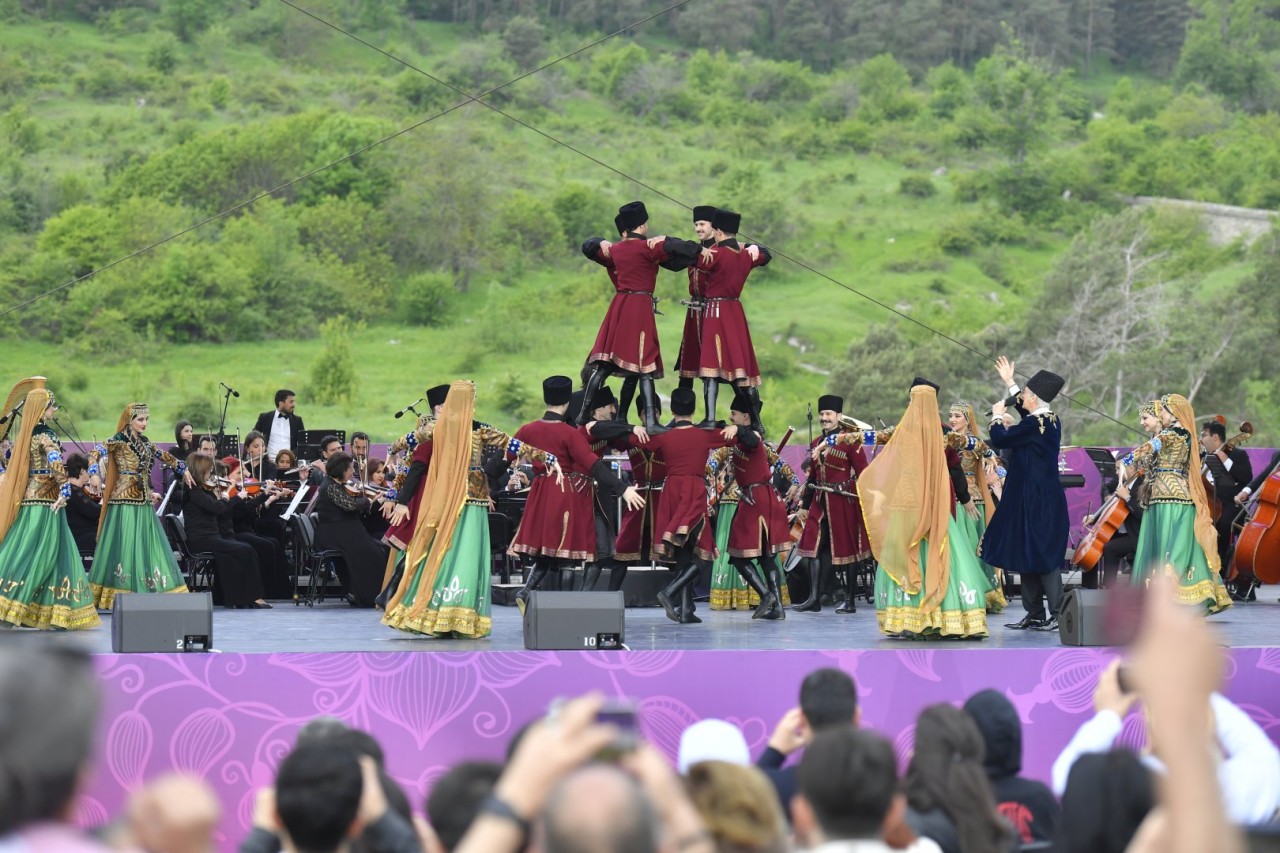 “Xarıbülbül” Beynəlxalq Musiqi Festivalında Polad Bülbüloğlunun konserti olub - FOTOLAR