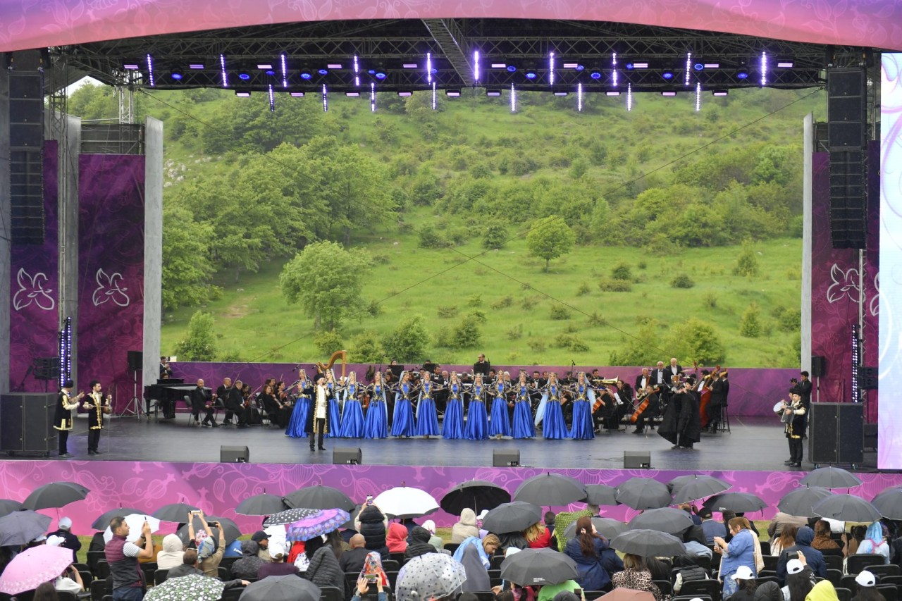 “Xarıbülbül” Beynəlxalq Musiqi Festivalında Polad Bülbüloğlunun konserti olub - FOTOLAR