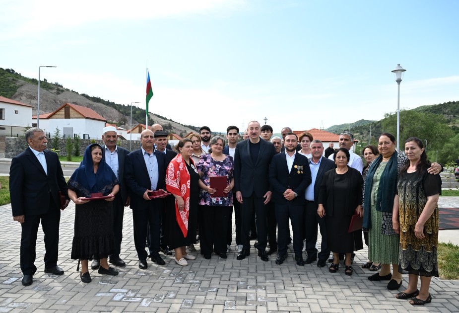 İlham Əliyev Bəylik sakinləri ilə görüşdü - Onlara evlərin açarlarını təqdim etdi (YENİLƏNİB)