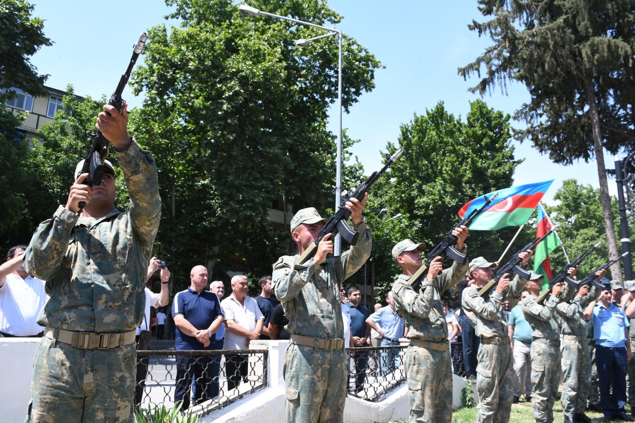 Ağdamın icra başçısı şəhidin dəfn mərasimində iştirak edib - FOTOLAR