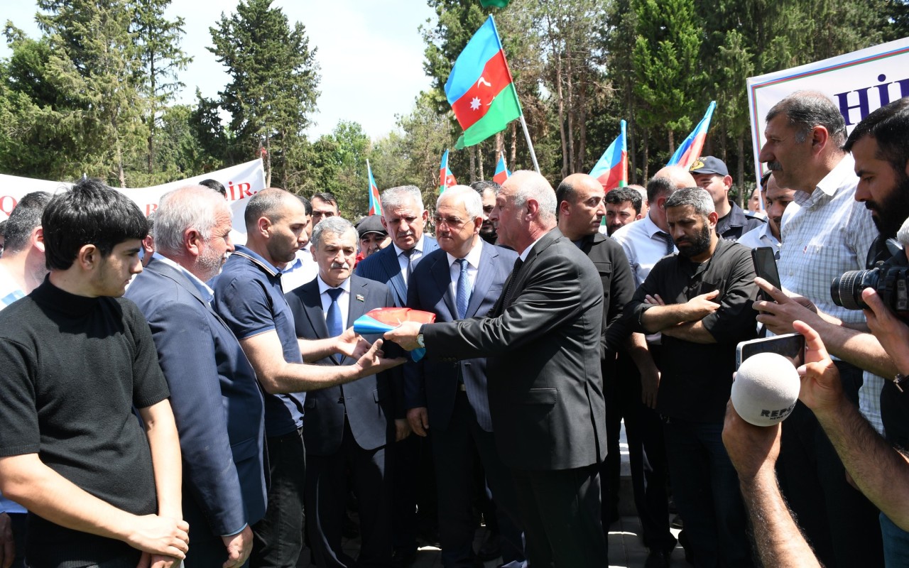 Ağdamın icra başçısı şəhidin dəfn mərasimində iştirak edib- FOTOLAR