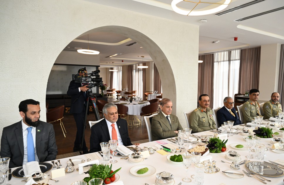 Prezidentin Şahbaz Şəriflə geniş tərkibdə görüşü oldu - FOTOLAR