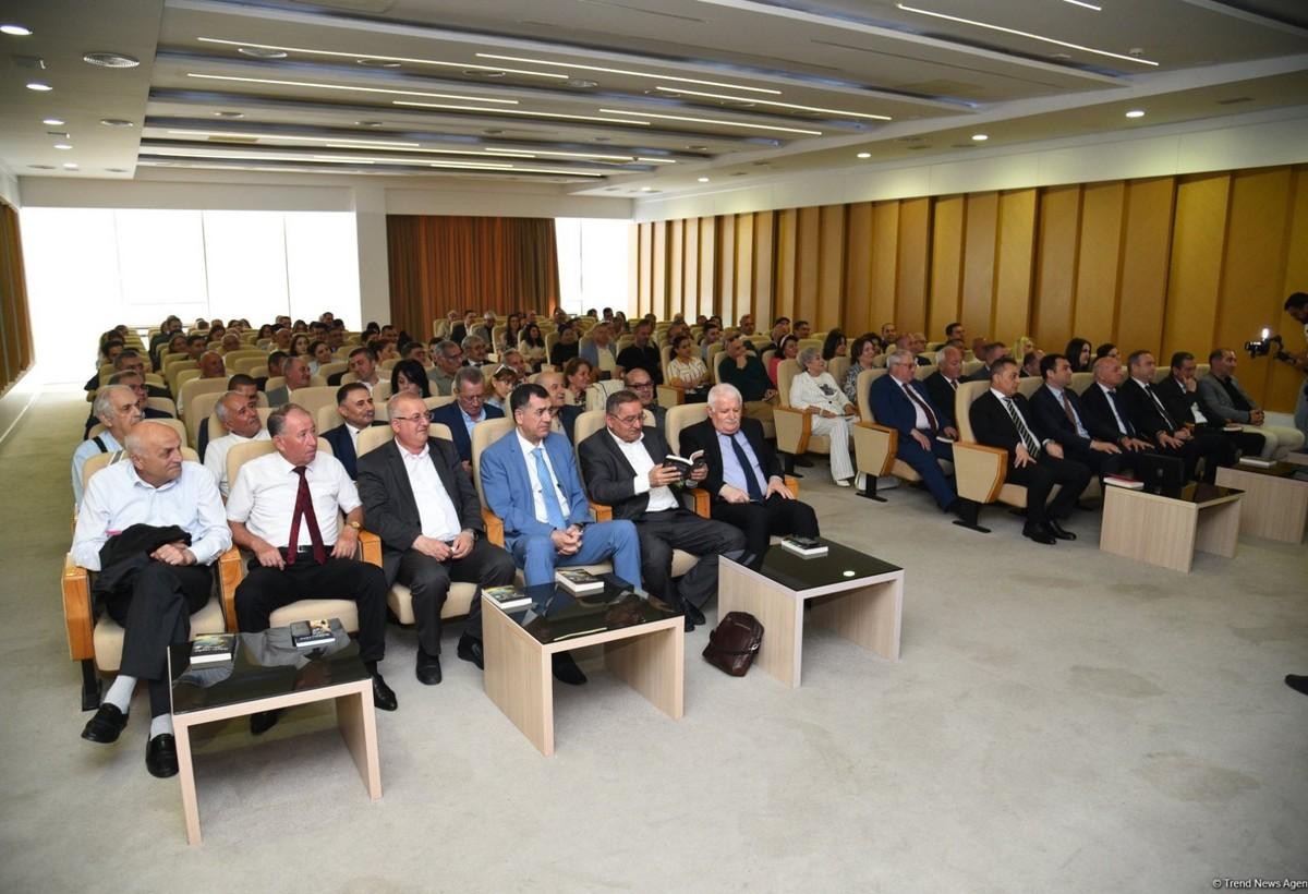 Bahəddin Həzinin “Göyün cazibə qüvvəsi” kitabının təqdimatı olub - FOTO