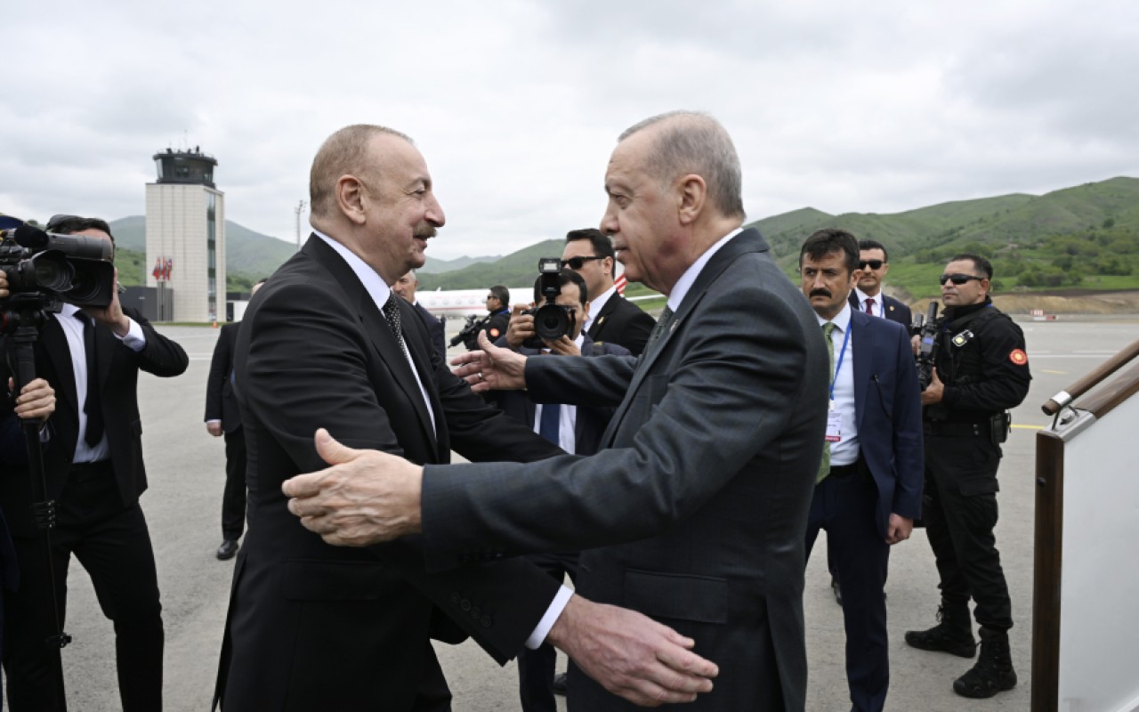 Türkiyə Prezidentinin təyyarəsi Laçına eniş etdi- YENİLƏNİB (VİDEO) Türkiyə Prezidentinin təyyarəsi Laçına eniş etdi- YENİLƏNİB (VİDEO)