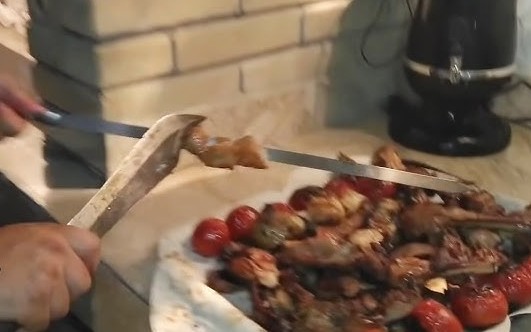 Kabab bişirərkən bıçaq xəsarətialdı Kabab bişirərkən bıçaq xəsarətialdı