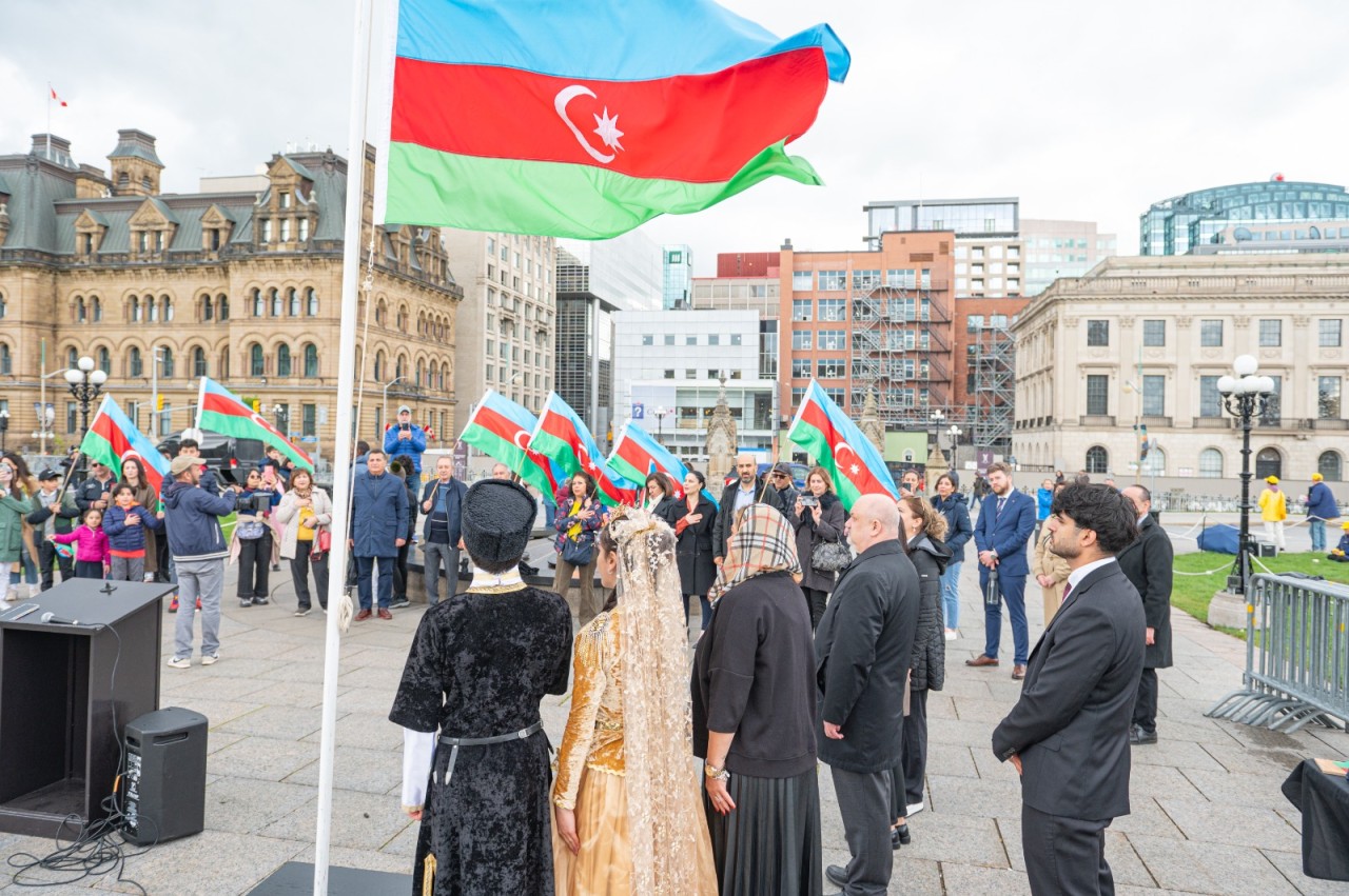 Kanada parlamentinin önündə Azərbaycan bayrağı qaldırılıb - FOTOLAR