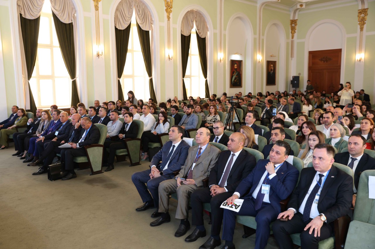 UNEC-də beynəlxalq forum keçirilib - FOTOLAR