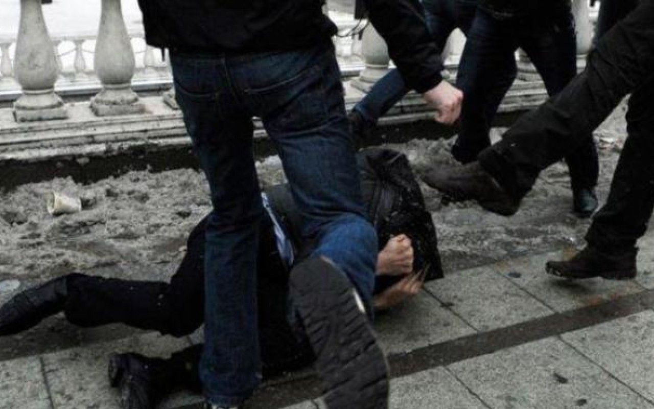 Qonşular arasında dava oldu- Ana və oğlu döyüldü