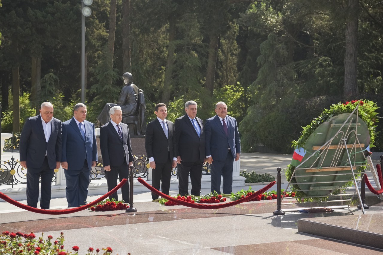 AZAL kollektivi Fəxri xiyabanı ziyarət edib - FOTOLAR