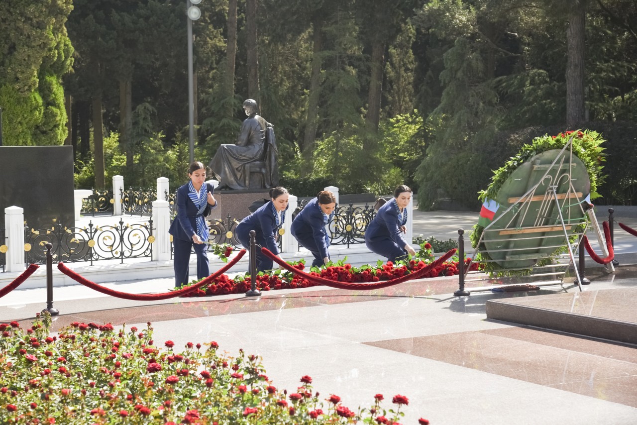 AZAL kollektivi Fəxri xiyabanı ziyarət edib - FOTOLAR