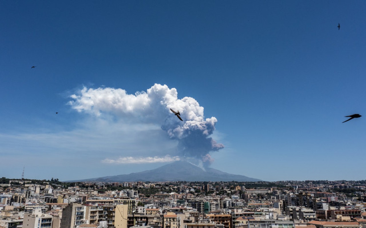 Etna dağı tüstü və kül püskürür