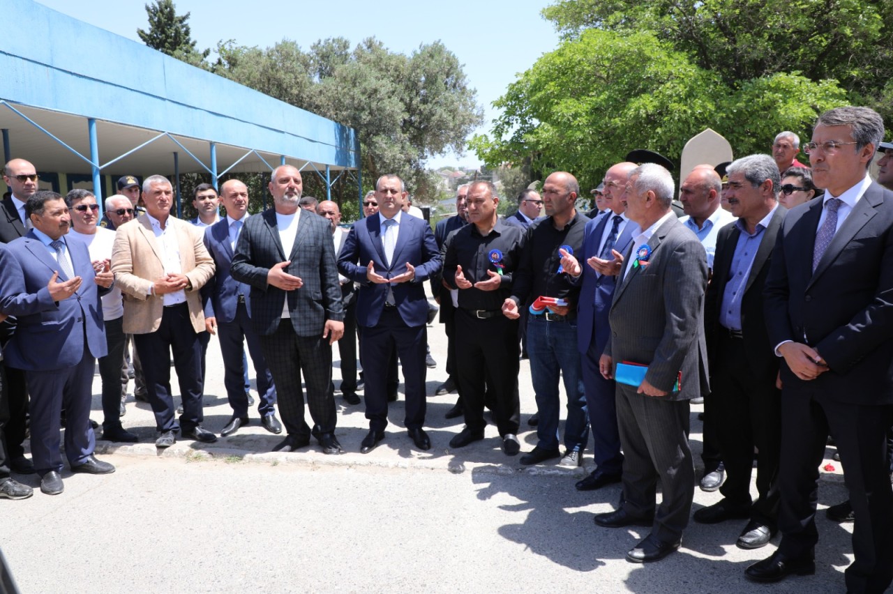 İcra başçısı Adil Əliyev şəhidin dəfn mərasimində iştirak etdi - FOTOLAR (YENİLƏNİB)