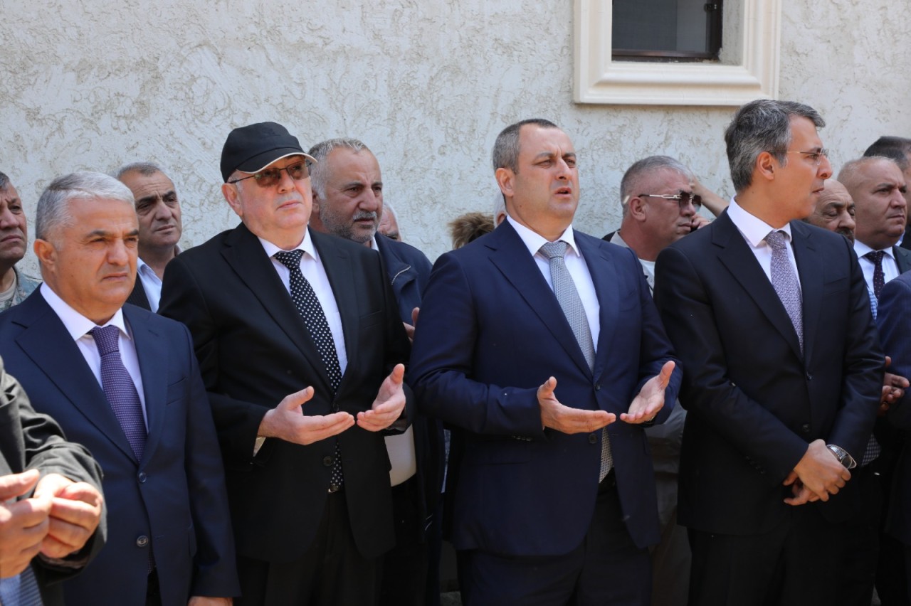 İcra başçısı Adil Əliyev şəhidin dəfn mərasimində iştirak etdi - FOTOLAR (YENİLƏNİB)