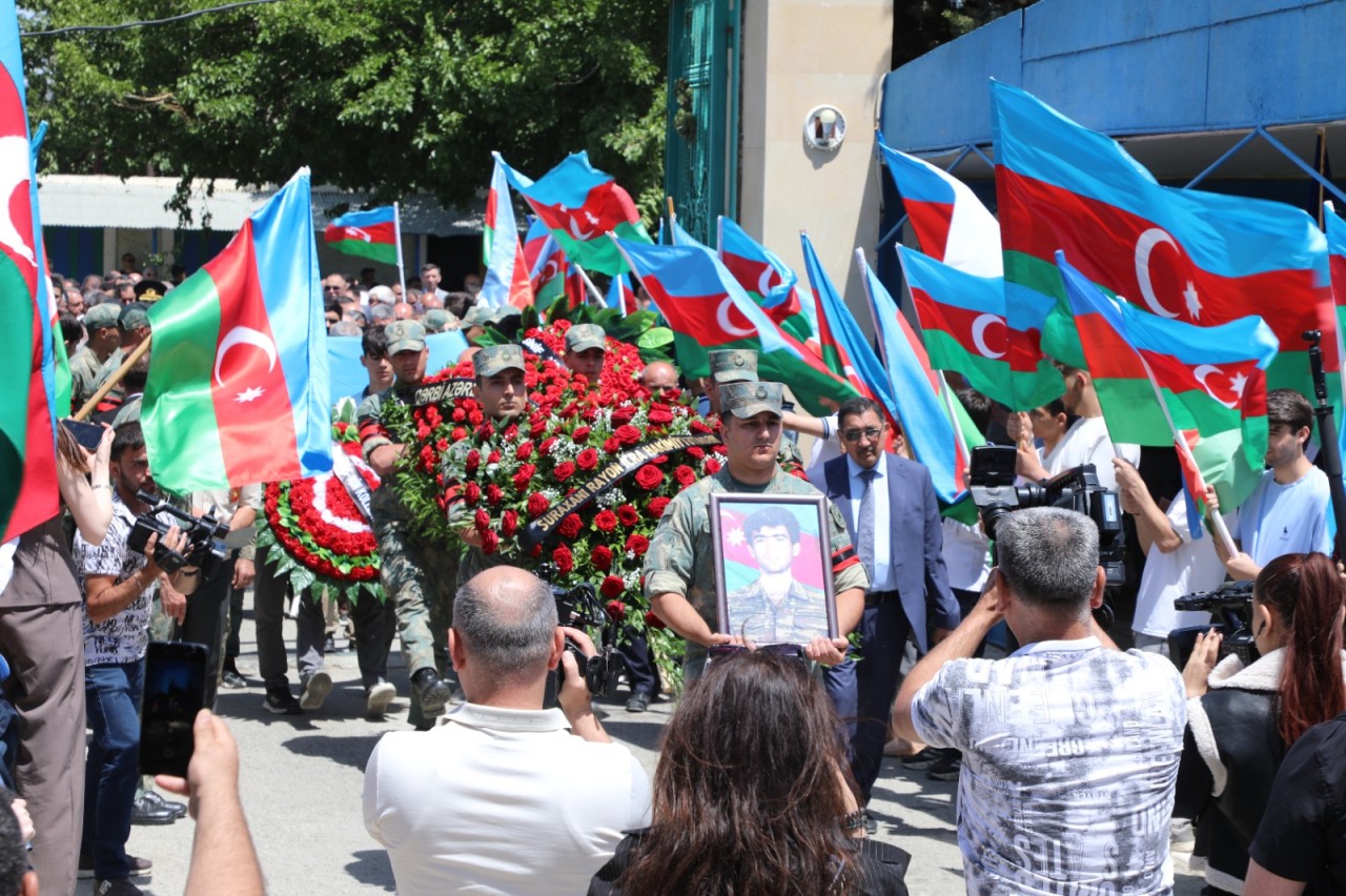İcra başçısı Adil Əliyev şəhidin dəfn mərasimində iştirak etdi - FOTOLAR (YENİLƏNİB)