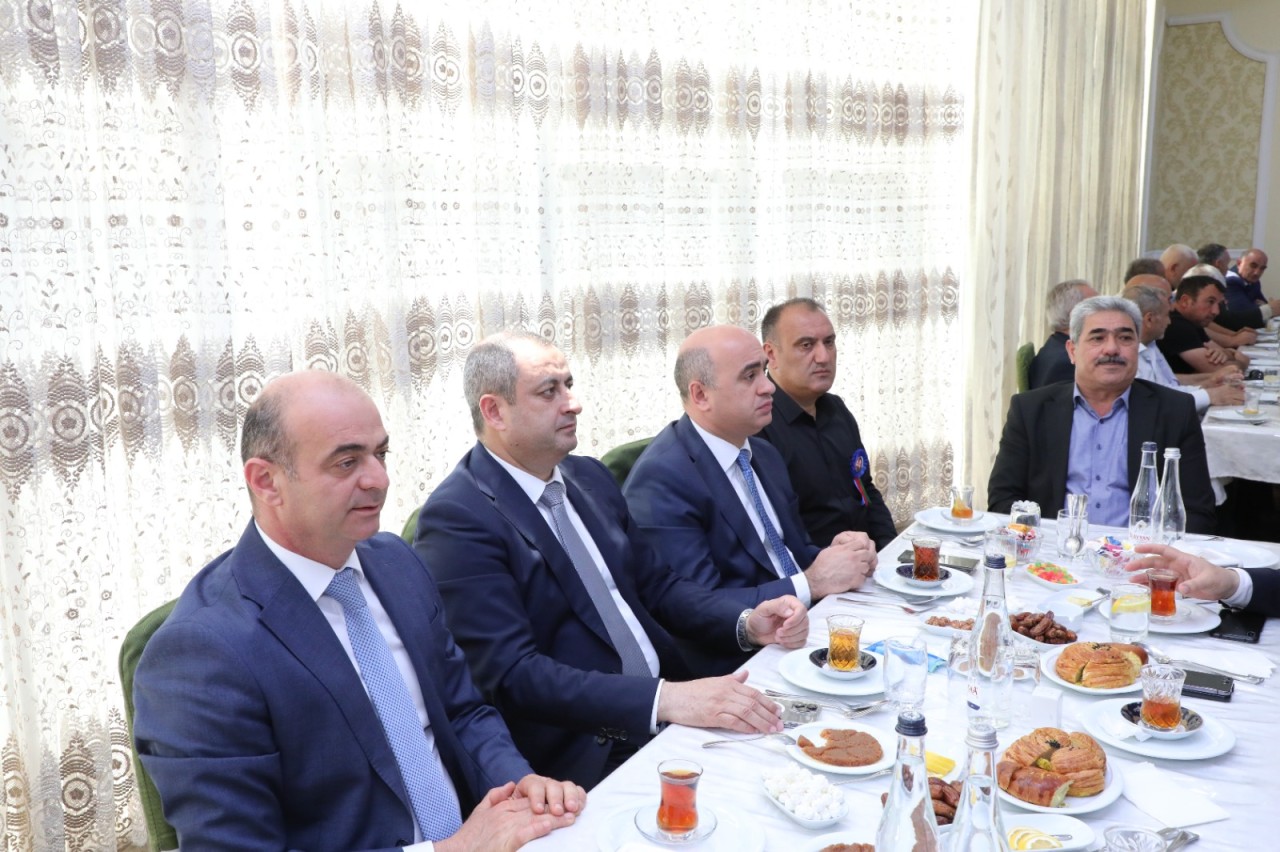 İcra başçısı Adil Əliyev şəhidin dəfn mərasimində iştirak etdi - FOTOLAR (YENİLƏNİB)