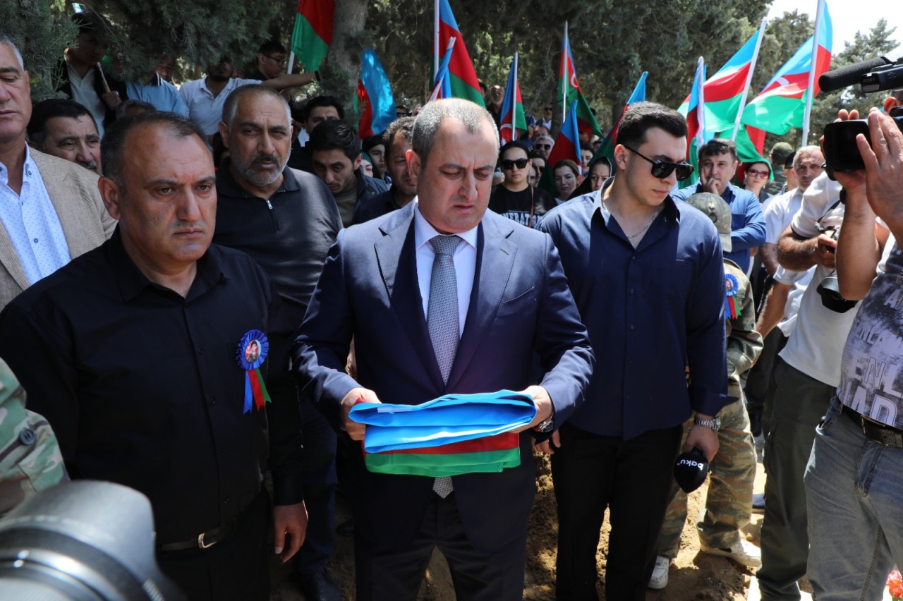 İcra başçısı Adil Əliyev şəhidin dəfn mərasimində iştirak etdi - FOTOLAR (YENİLƏNİB)