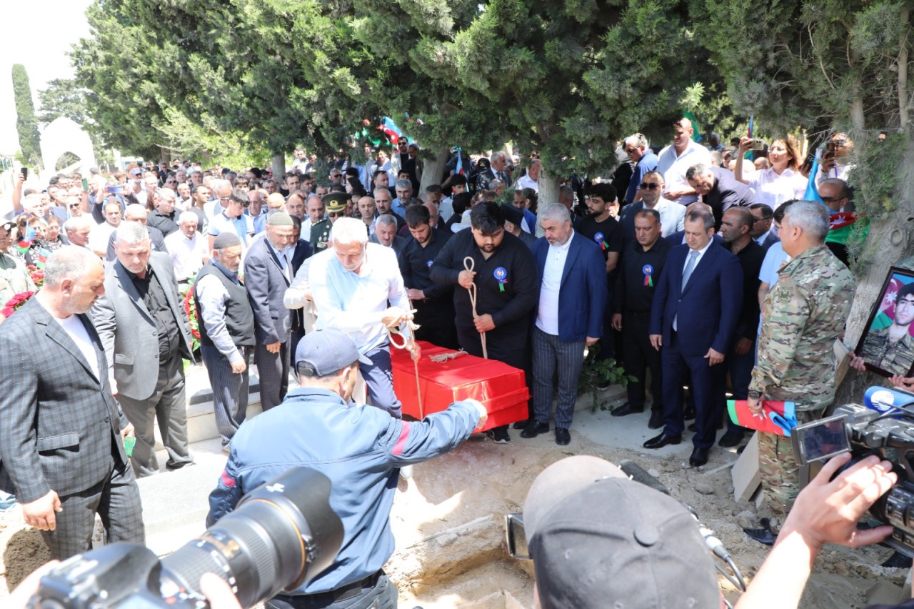 İcra başçısı Adil Əliyev şəhidin dəfn mərasimində iştirak etdi - FOTOLAR (YENİLƏNİB)