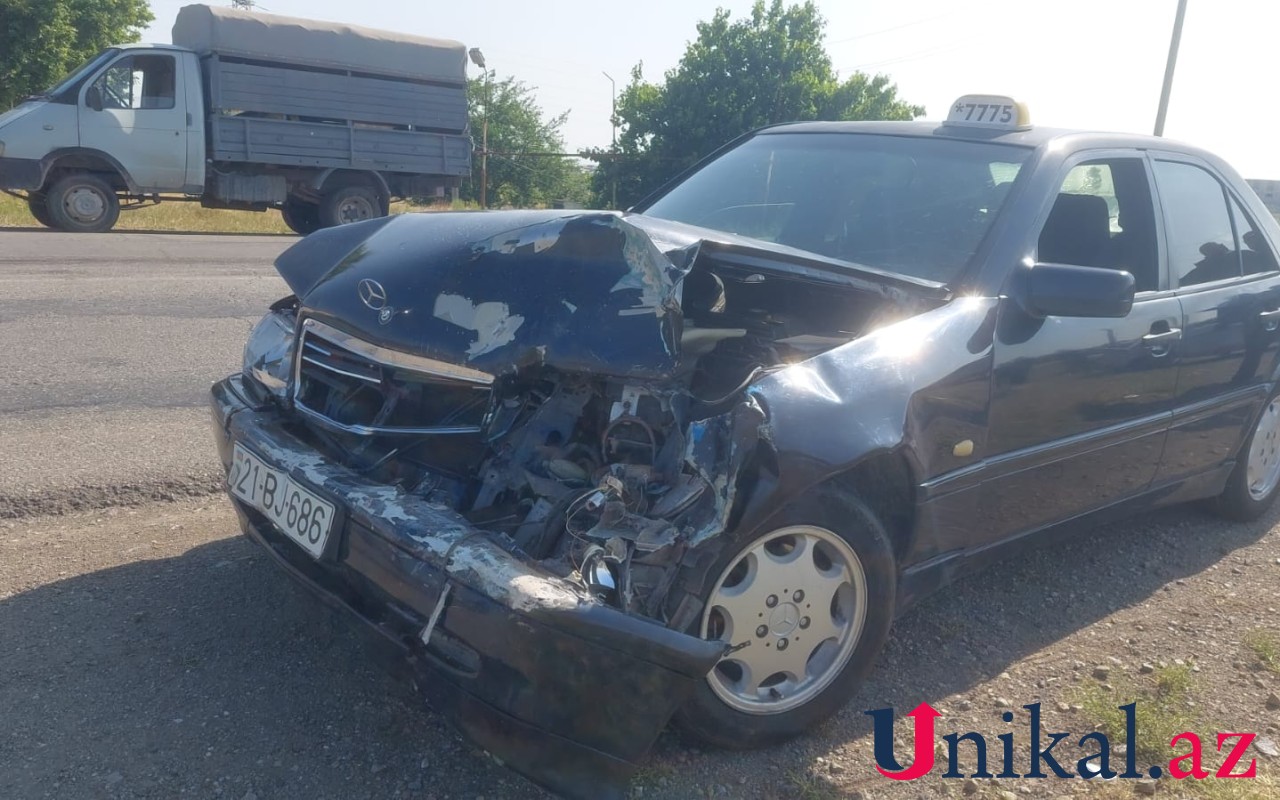 Göygöldə "VAZ" "Mercedes"lə toqquşdu- FOTOLAR Göygöldə "VAZ" "Mercedes"lə toqquşdu- FOTOLAR