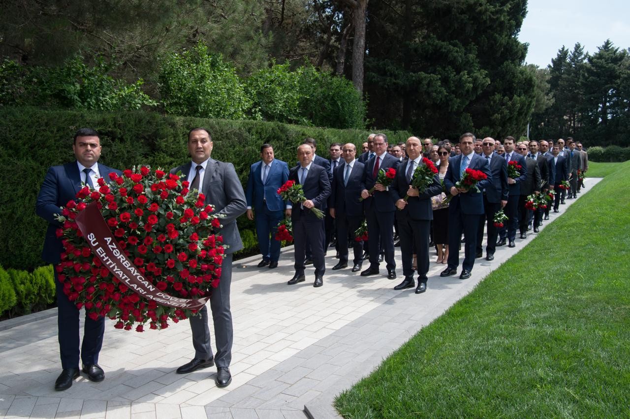 Su təsərrüfatı işçiləri Ümummilli lideri yad etdilər - FOTOLAR